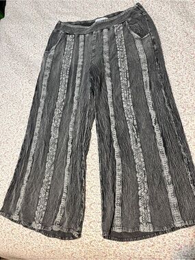Black and Gray Striped Wide-Leg Crinkle Pants. Medium